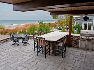 Outdoor Kitchens and Bars